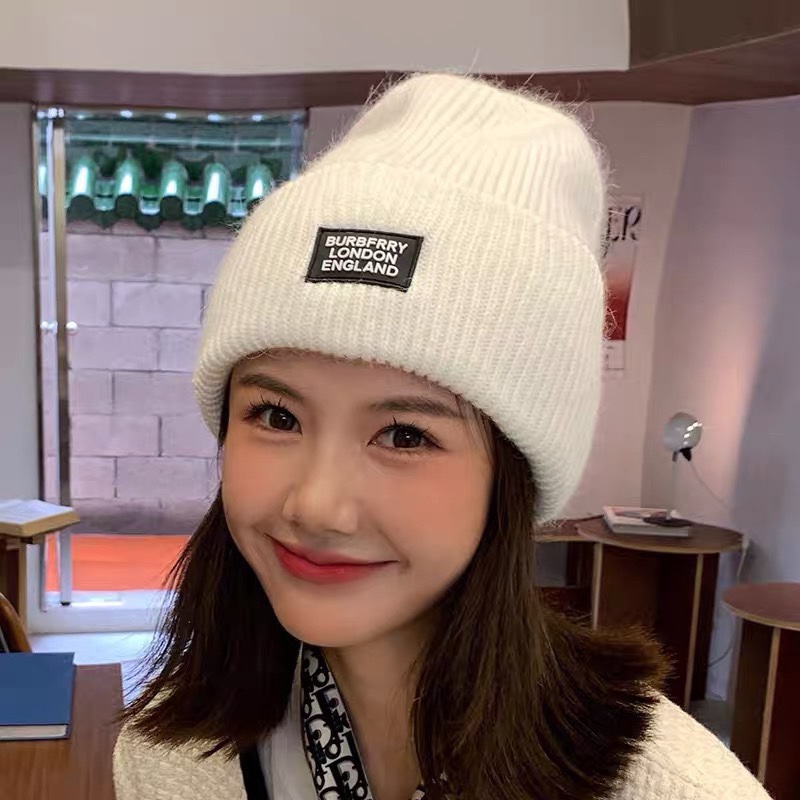 Burberry New Rabbit Fur Hat – This Yearâ€™s Must-Have! With a Clean and Elegant Color, the Thickened Design Makes It a Winter Essential!