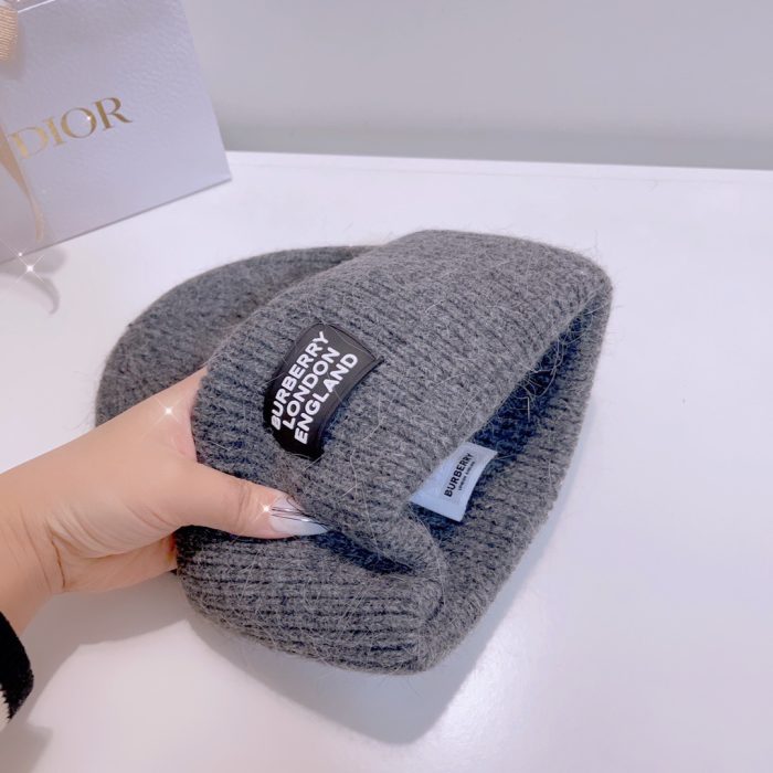 Burberry New Rabbit Fur Hat – This Yearâ€™s Must-Have! With a Clean and Elegant Color, the Thickened Design Makes It a Winter Essential!