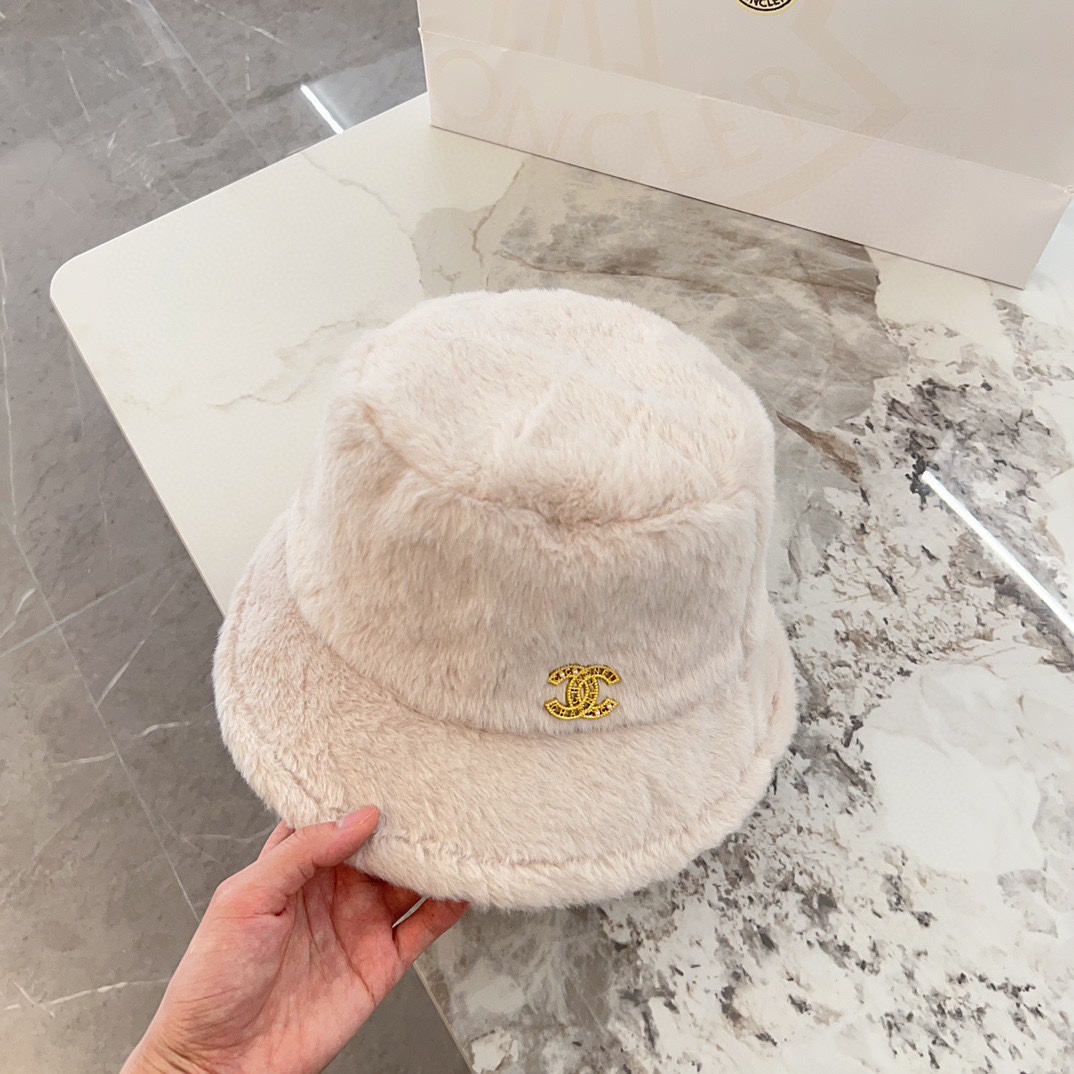 CHANEL 2024 Autumn/Winter Chanel-Style Plush Bucket Hat – White